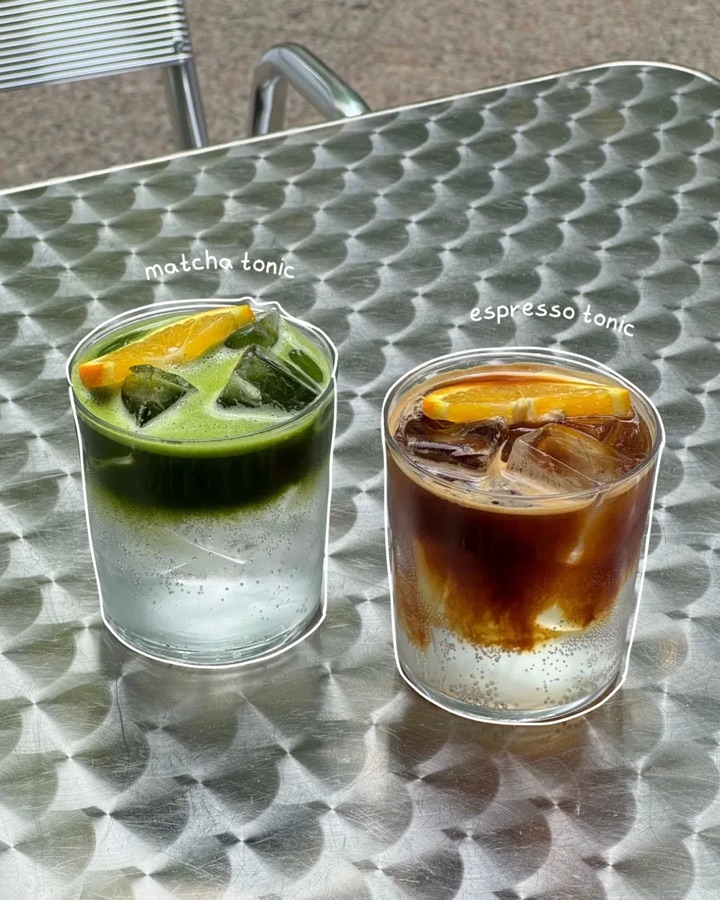 Matcha Tonic und Espresso Tonic mit Orange auf einem Bistrotisch