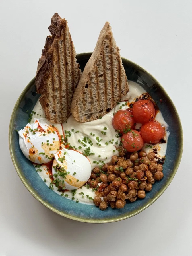 Tofucreme mit pochierten Eiern, gerösteten Tomaten, knusprigen Kichererbsen und Sauerteigbrot